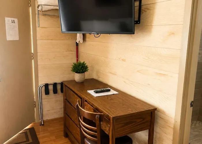 Room 16-2 Queen Suite-Woodland Motor Lodge