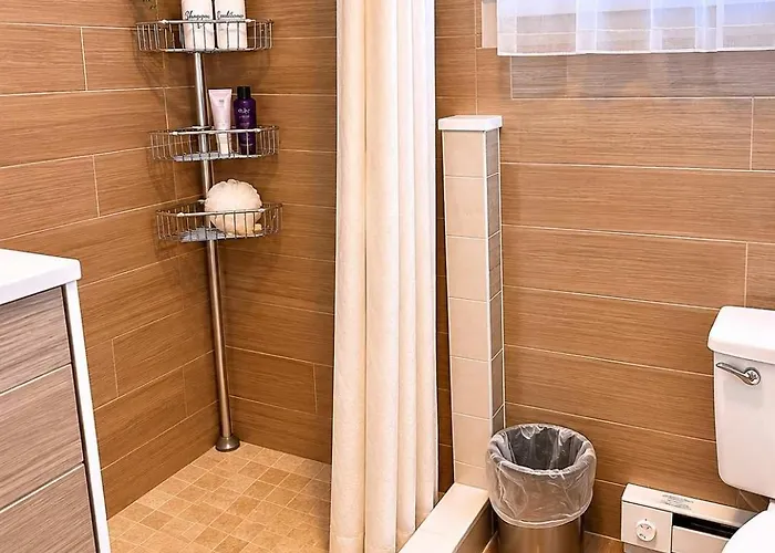 Room 18-1 Queen Suite-Woodland Motor Lodge