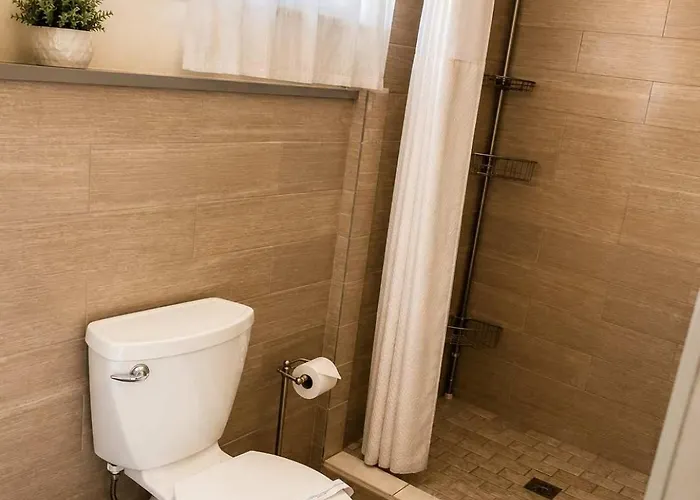 Room 12-2 Queen Suite-Woodland Motor Lodge